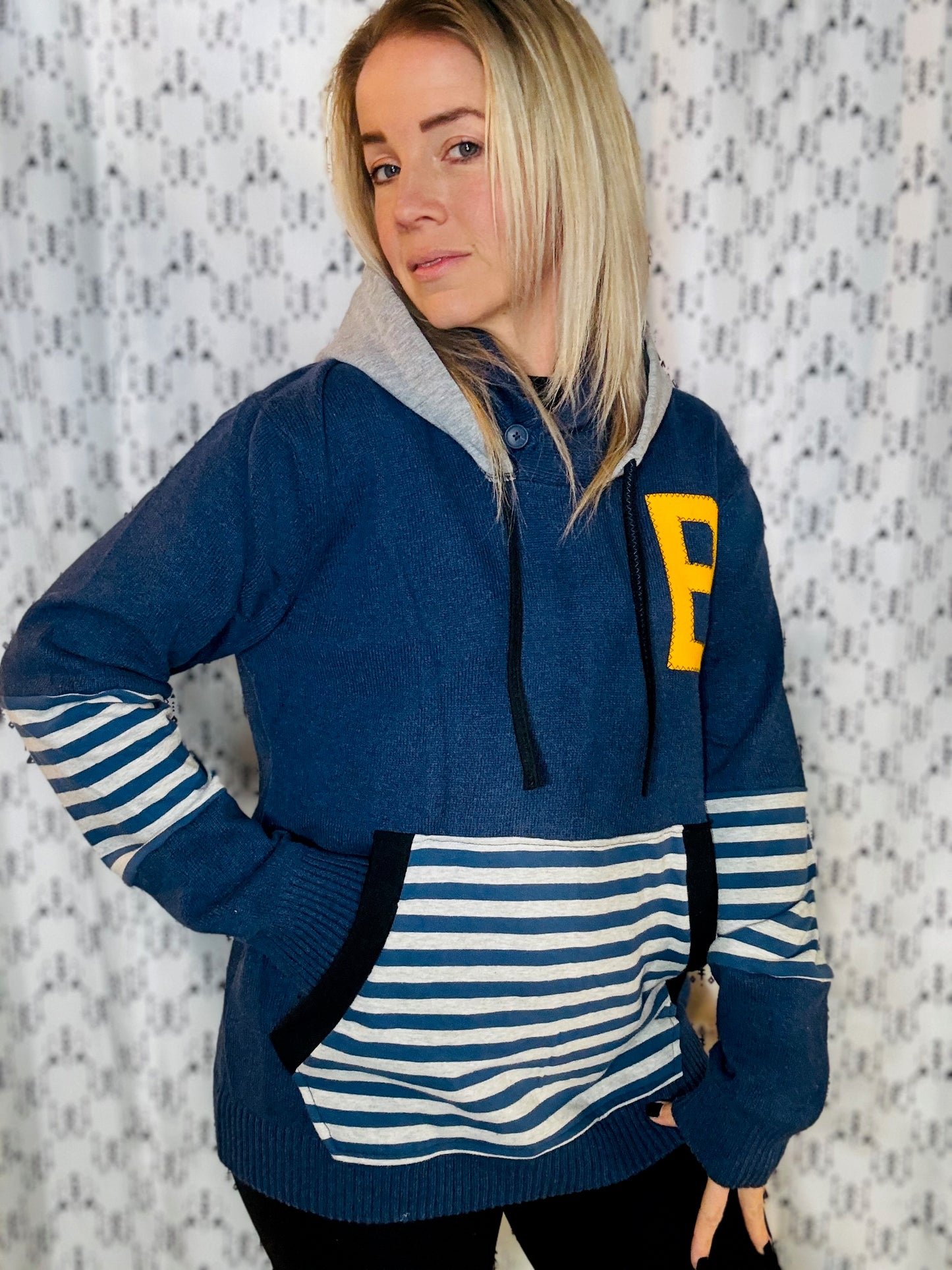 Buffalo Hockey 90's Sweater Hoodie Size- Unisex M/L