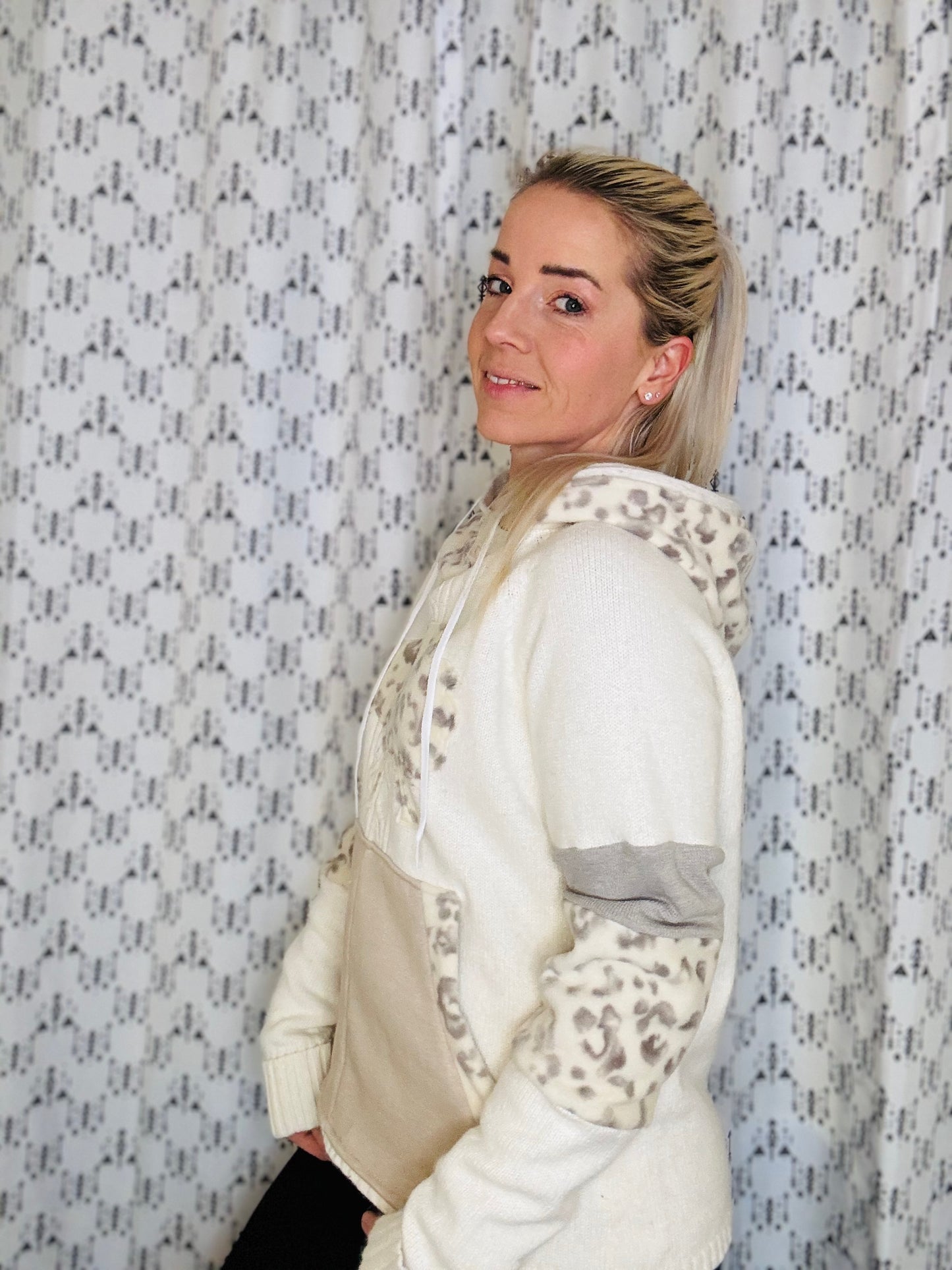 Cream Leopard Buffalo Sweater Hoodie Size- Women's M/L