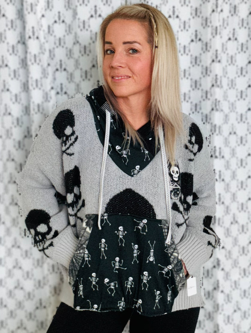 Giant Skull Sweater Hoodie Size- Women’s XL/2X