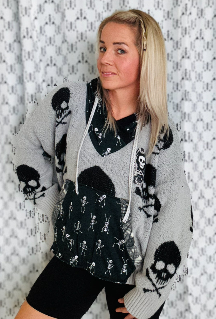 Giant Skull Sweater Hoodie Size- Women’s XL/2X