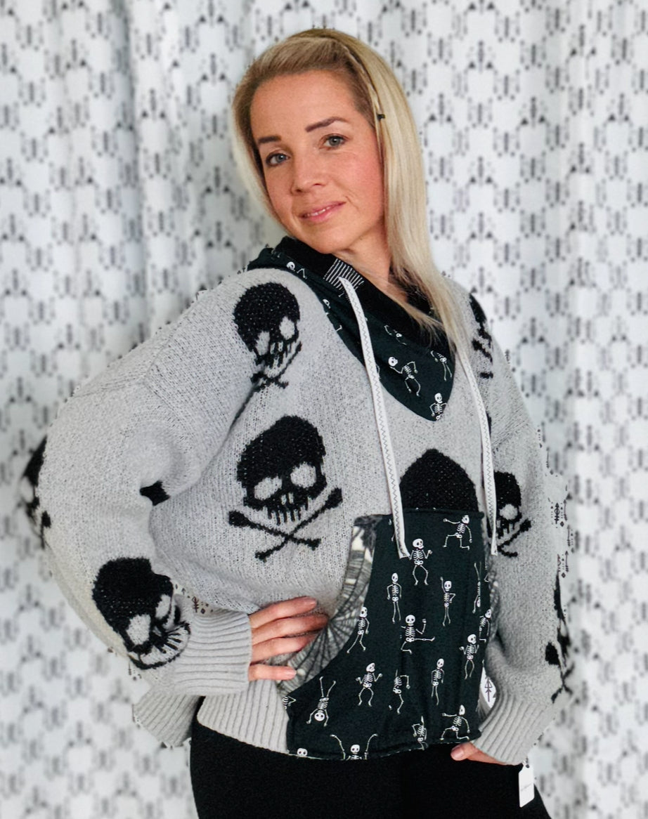 Giant Skull Sweater Hoodie Size- Women’s XL/2X