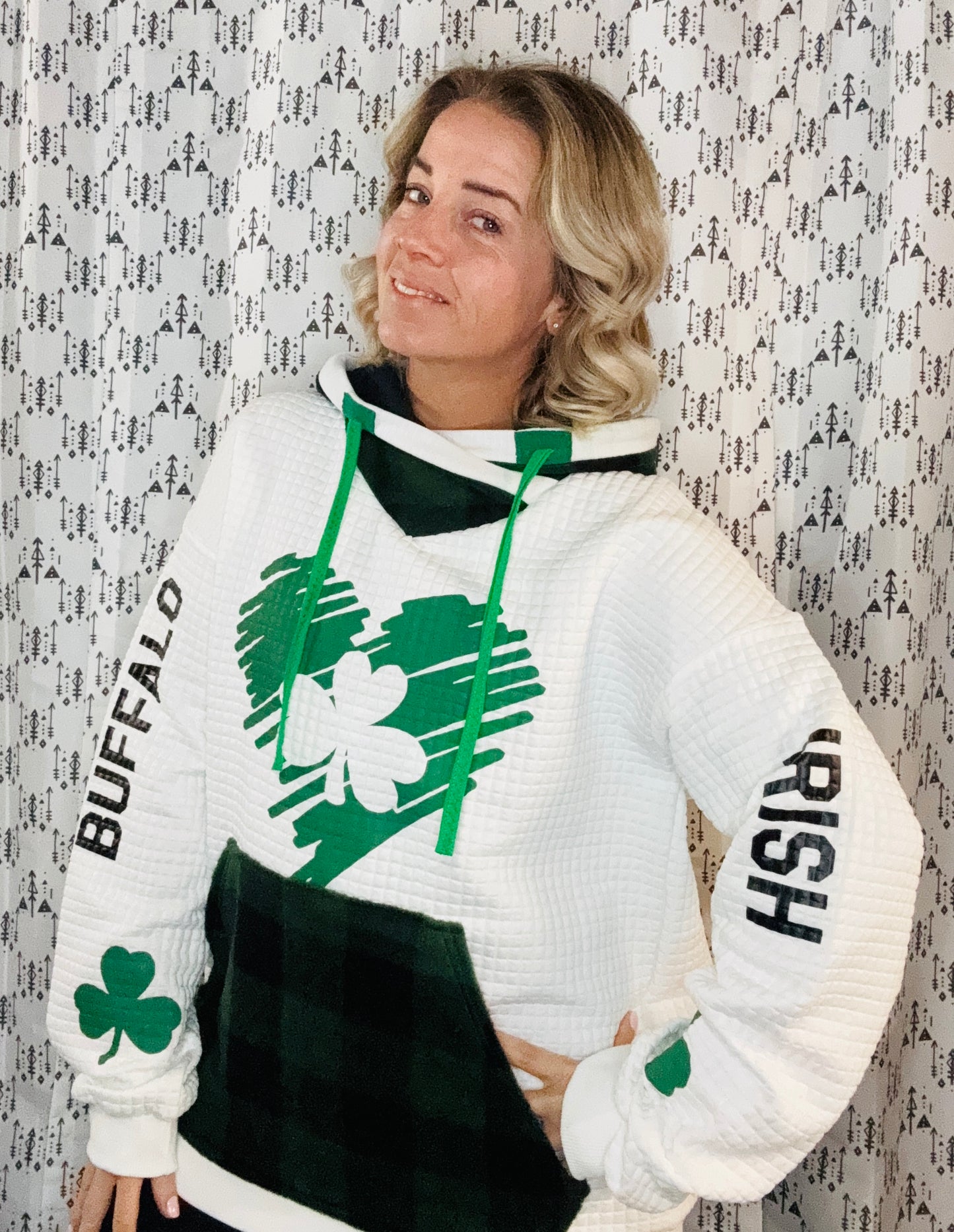 White Buffalo Irish Heart Hoodie Size-Women's L/XL