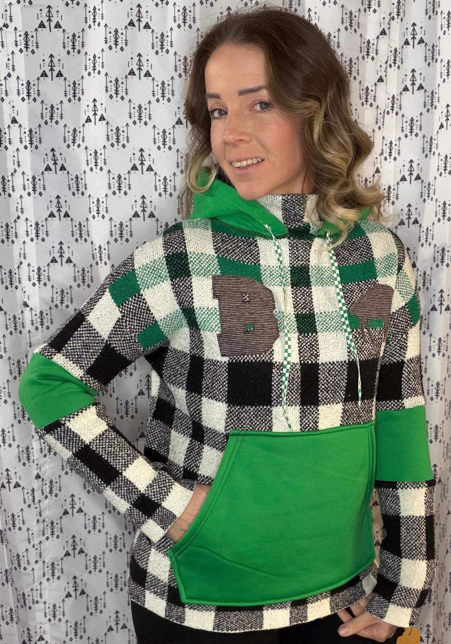 B & W w/ Green Plaid Buffalo Sweater Hoodie Size- Women's M/L
