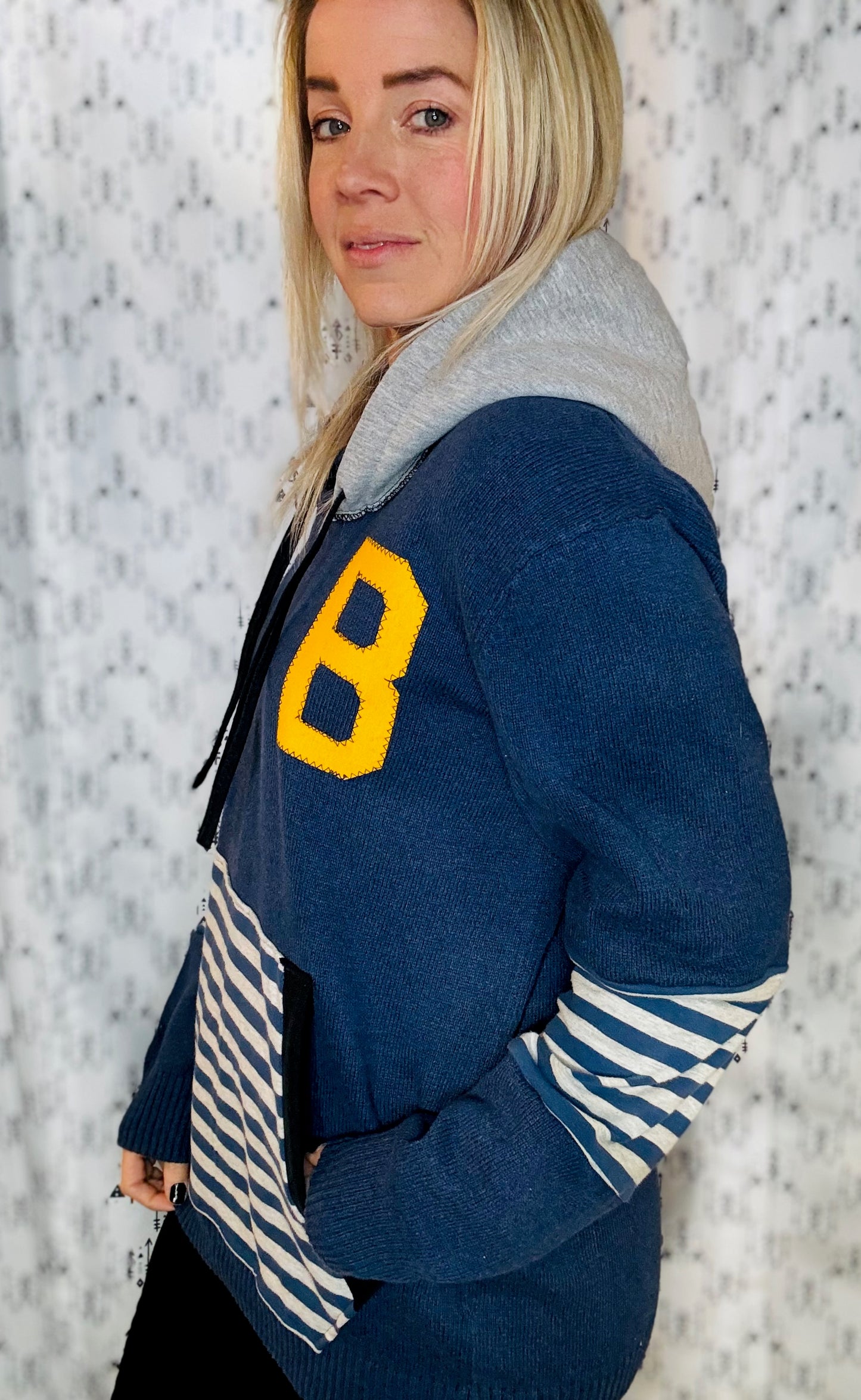 Buffalo Hockey 90's Sweater Hoodie Size- Unisex M/L