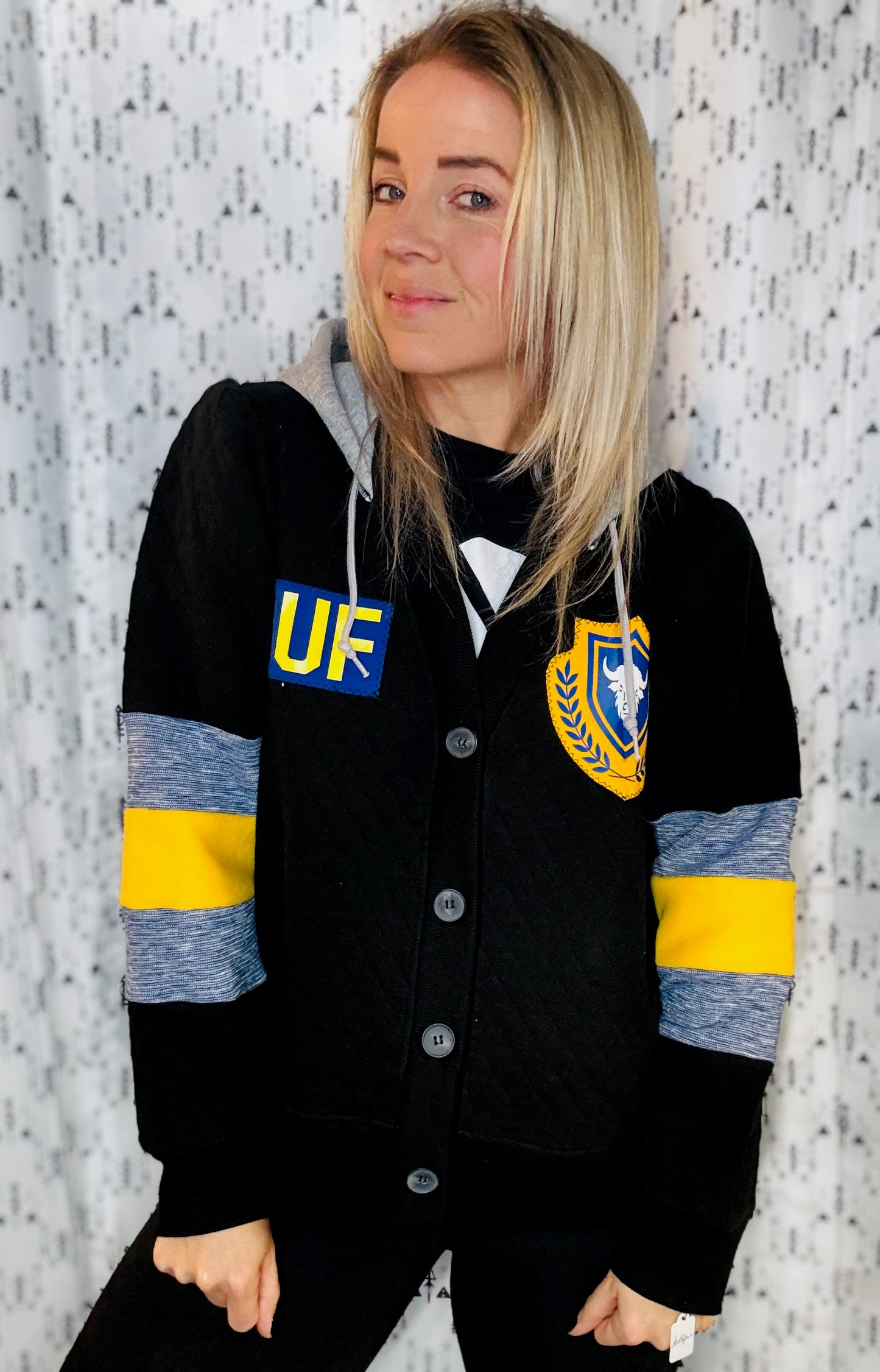 Black Buffalo 90's Hockey Hooded Cardigan Size- Women's M/L