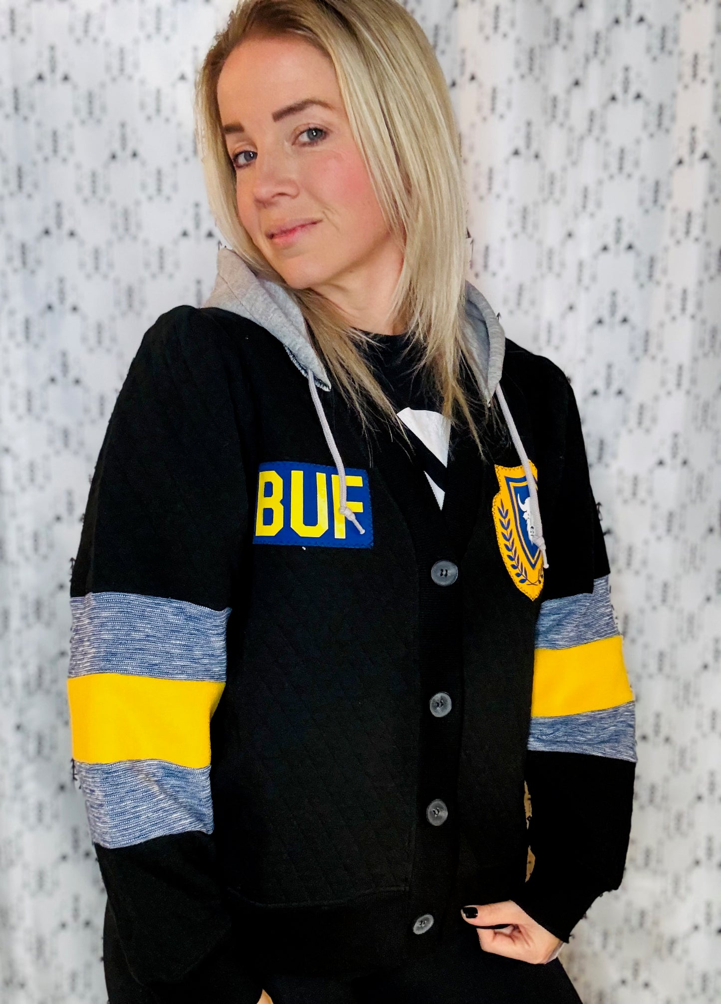 Black Buffalo 90's Hockey Hooded Cardigan Size- Women's M/L