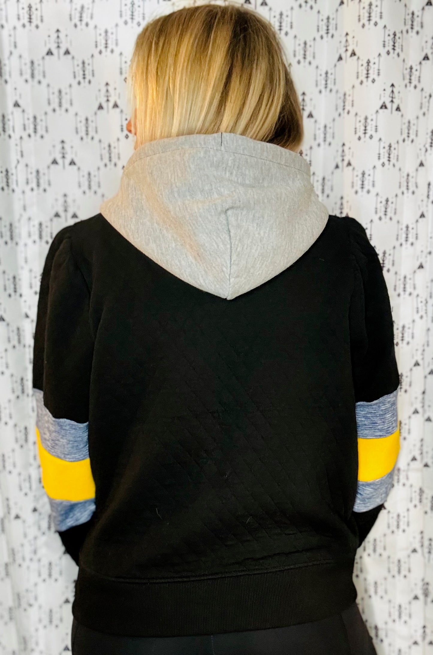 Black Buffalo 90's Hockey Hooded Cardigan Size- Women's M/L