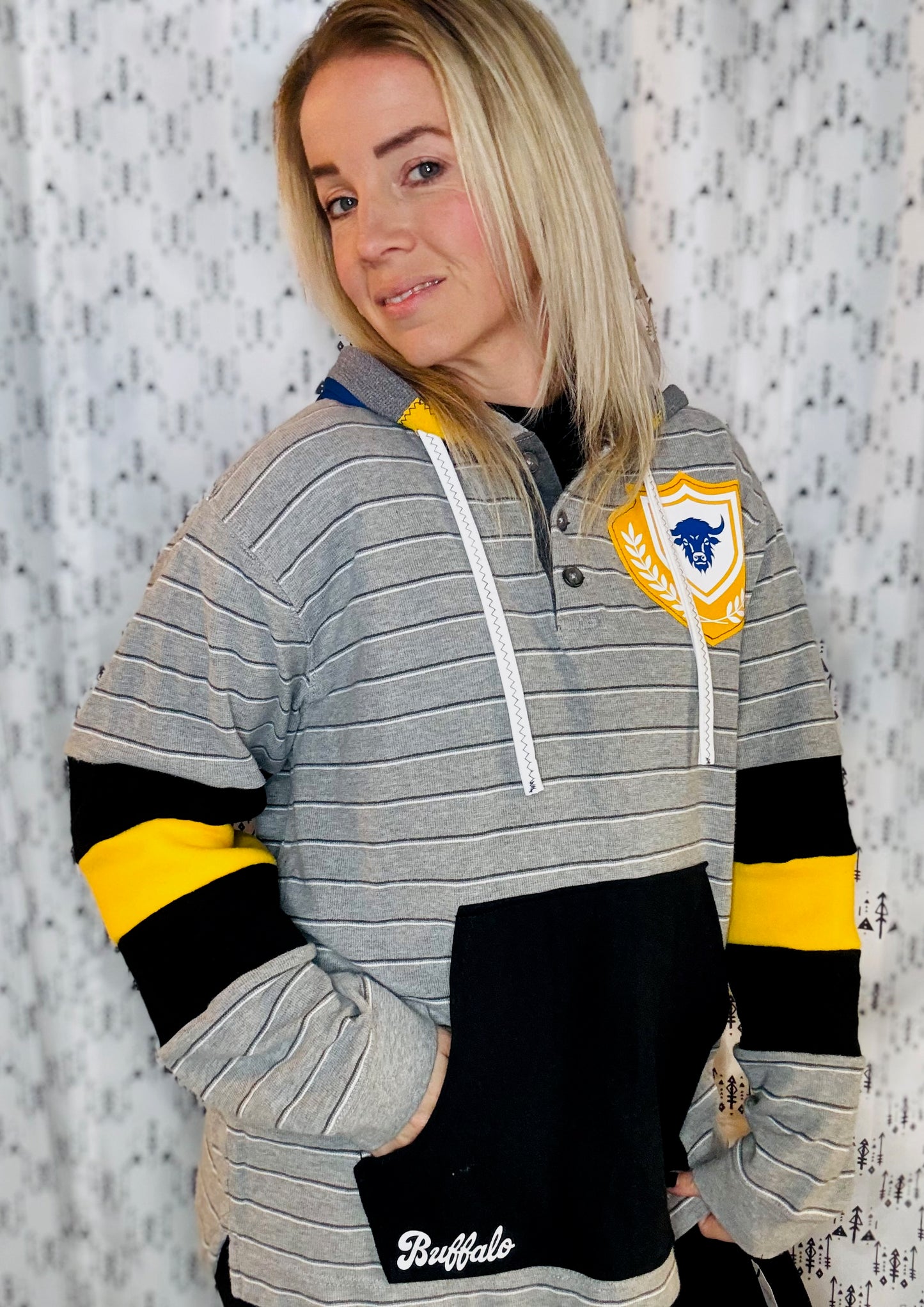 Buffalo Hockey 90's Striped Hoodie Size- Unisex M/L