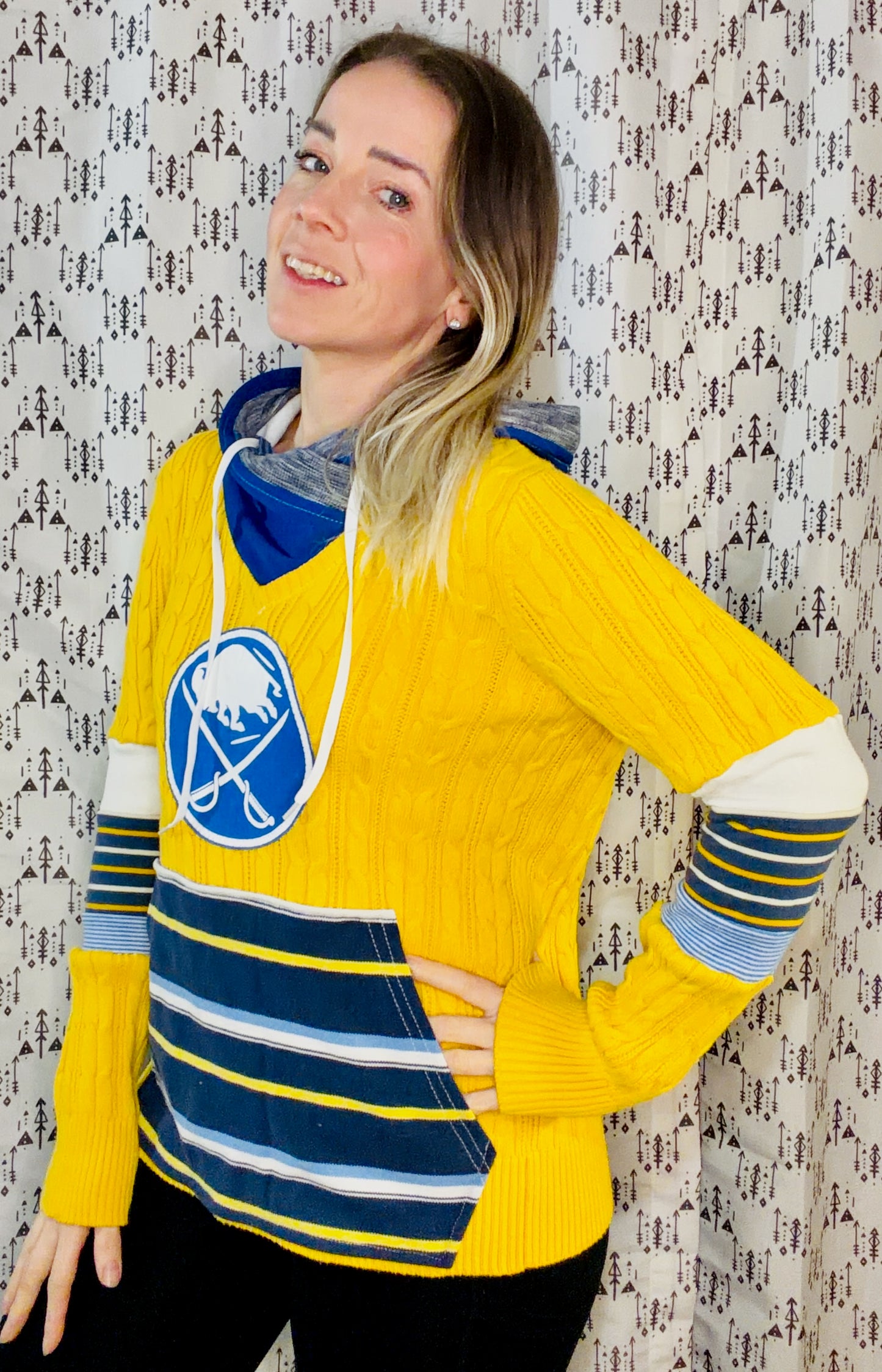 Yellow Sweater Buffalo Hockey Hoodie Size Women's- M/L