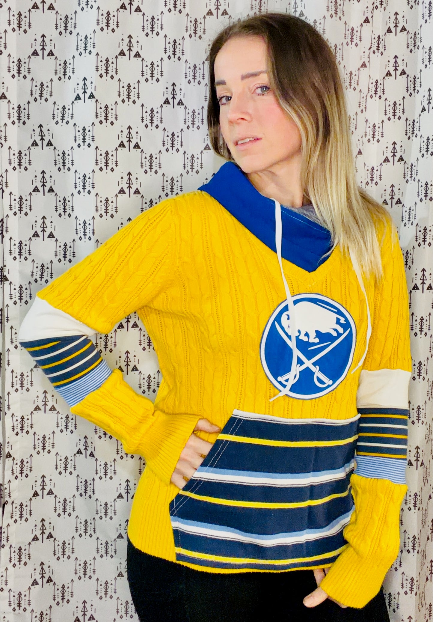 Yellow Sweater Buffalo Hockey Hoodie Size Women's- M/L