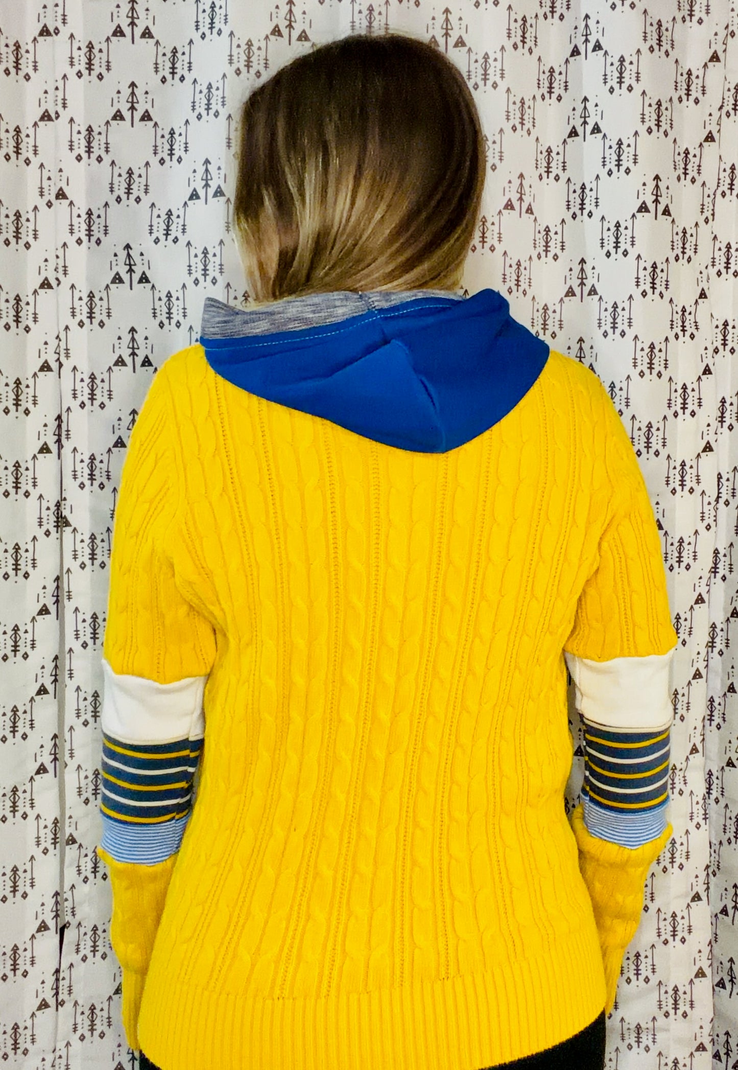 Yellow Sweater Buffalo Hockey Hoodie Size Women's- M/L