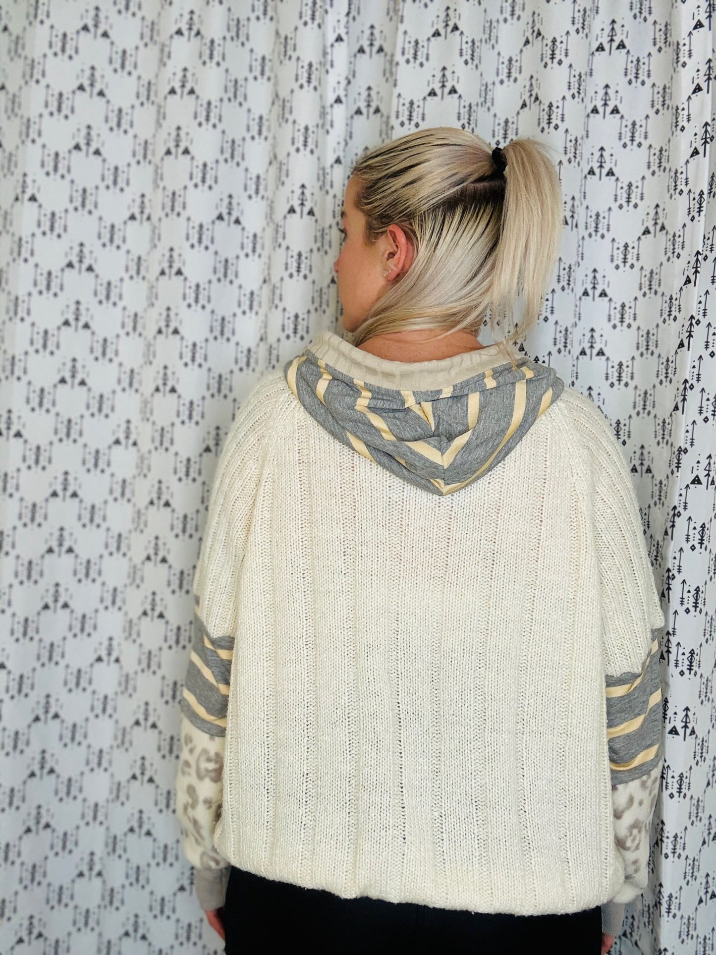 Buffalo Cream Leopard Sweater Hoodie Size- Women's XL/2X