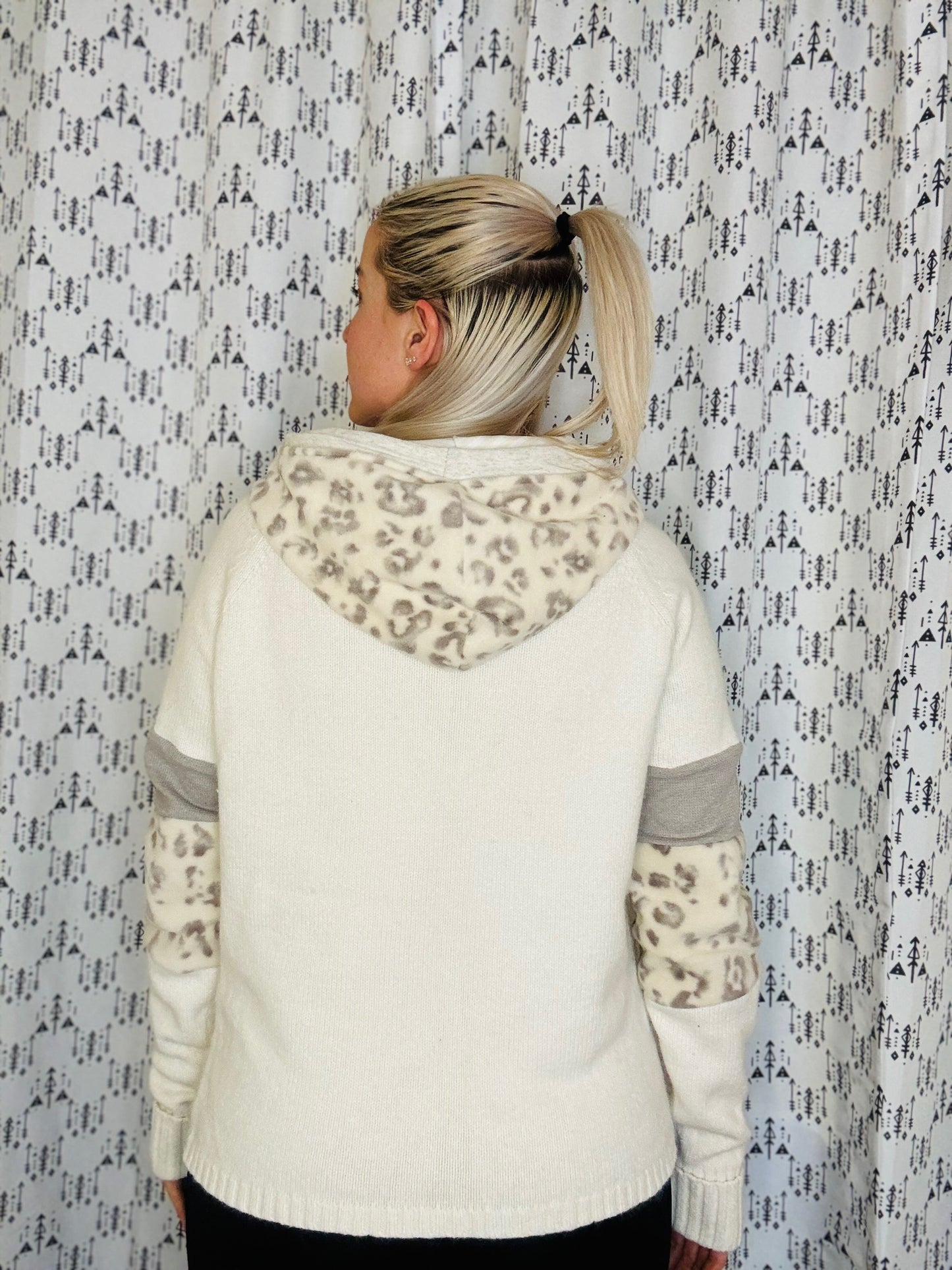 Cream Leopard Buffalo Sweater Hoodie Size- Women's M/L