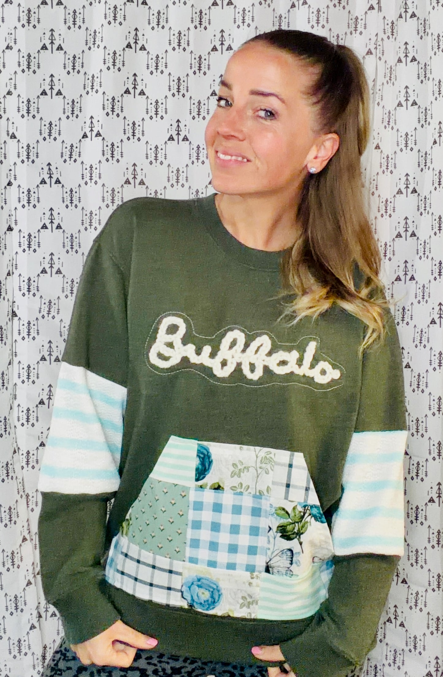 Green Buffalo Crewneck Size Women's- M/L