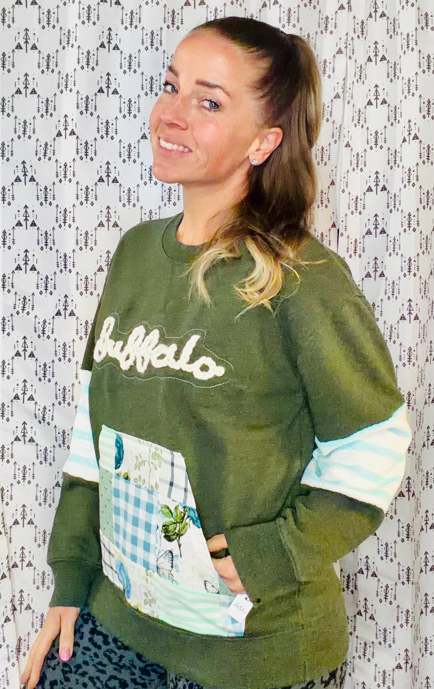 Green Buffalo Crewneck Size Women's- M/L