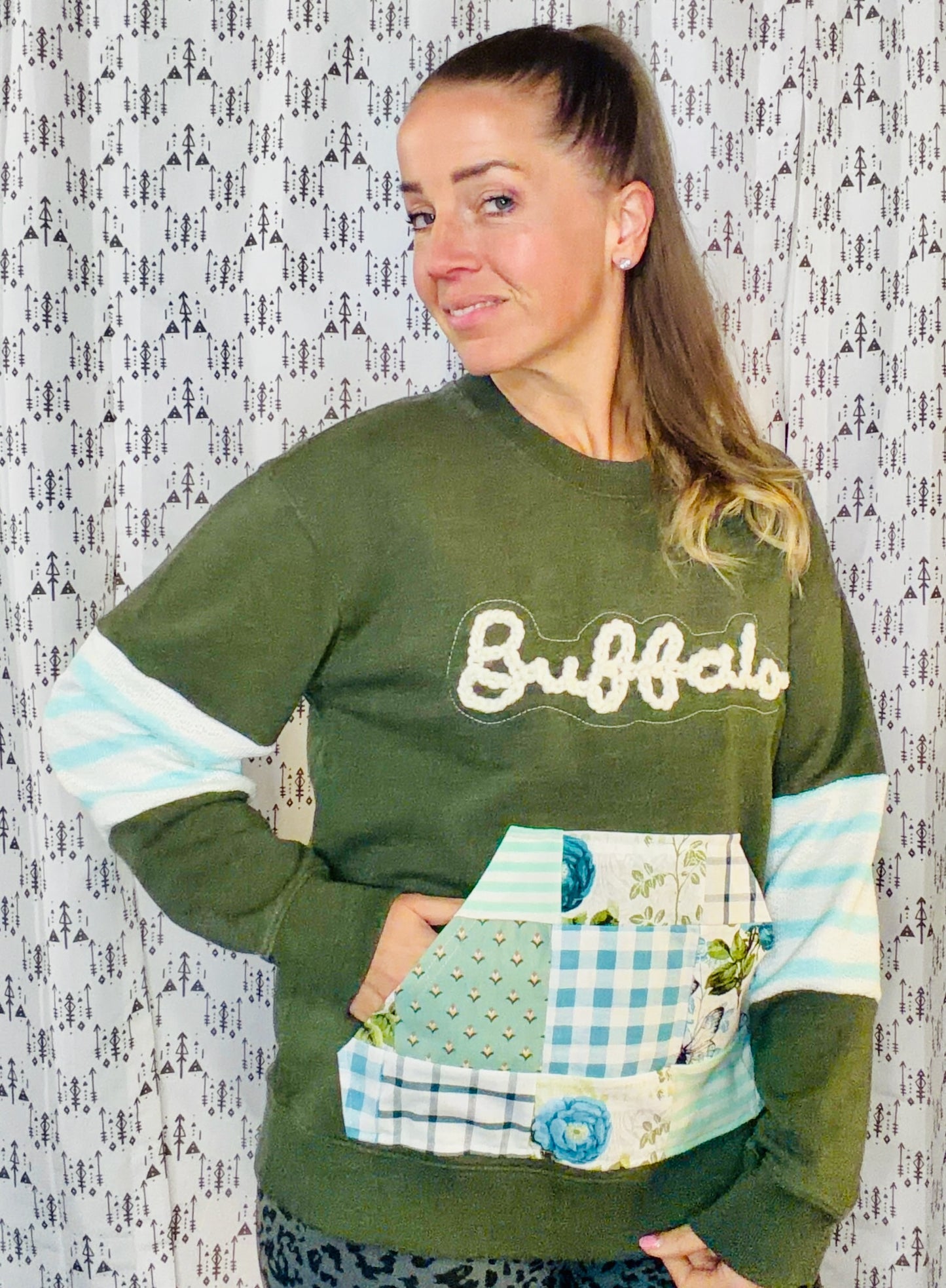 Green Buffalo Crewneck Size Women's- M/L