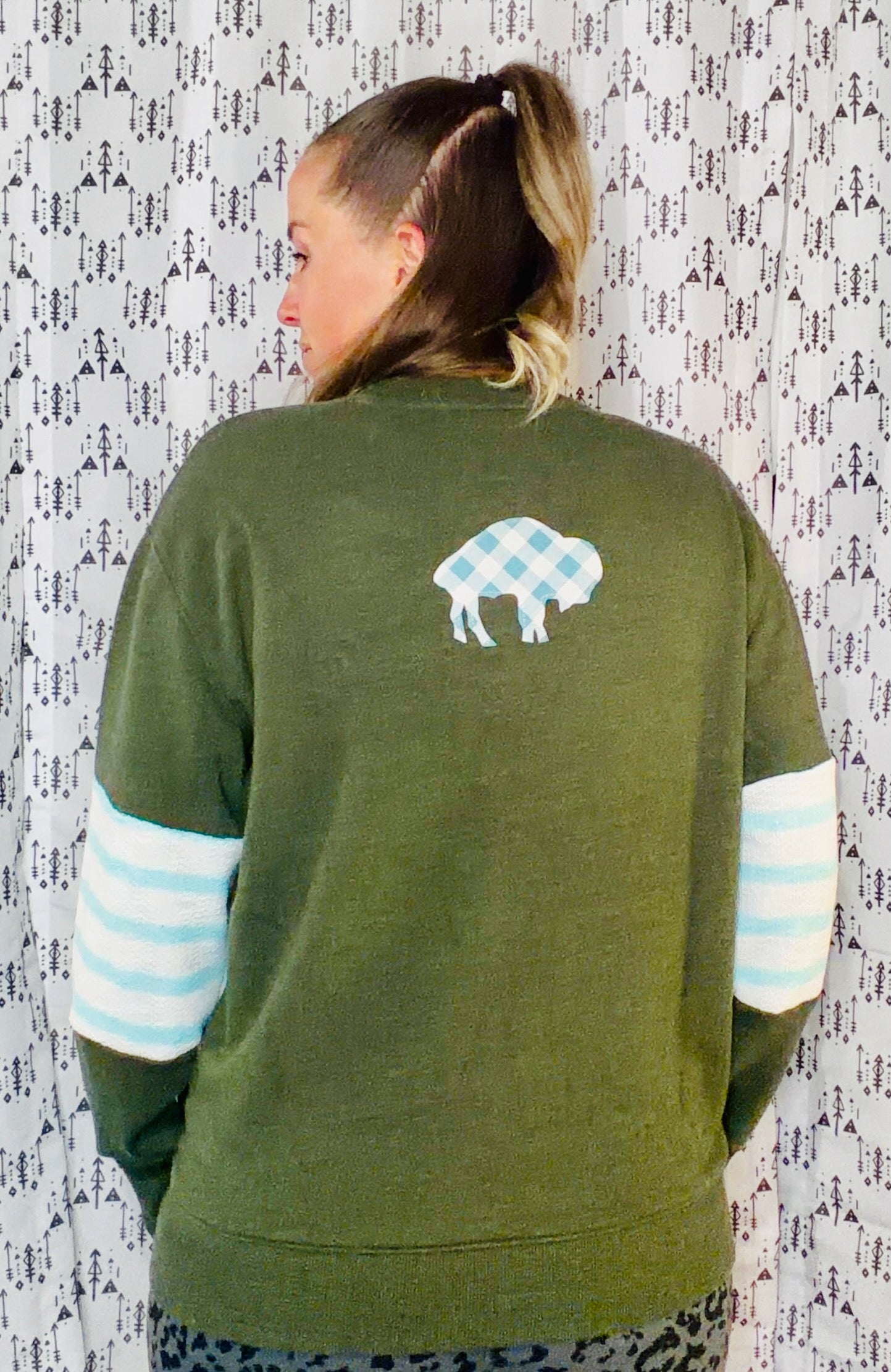 Green Buffalo Crewneck Size Women's- M/L