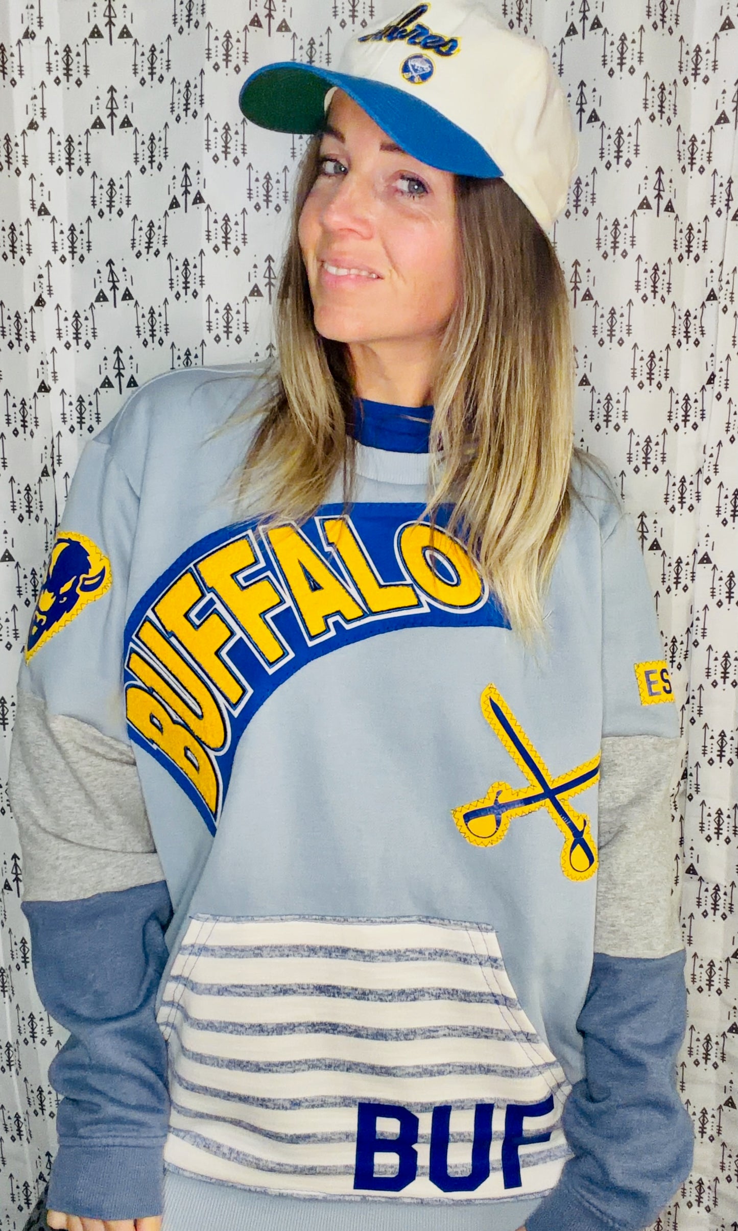 Light Blue Buffalo Hockey Crewneck Size Unisex-M/L