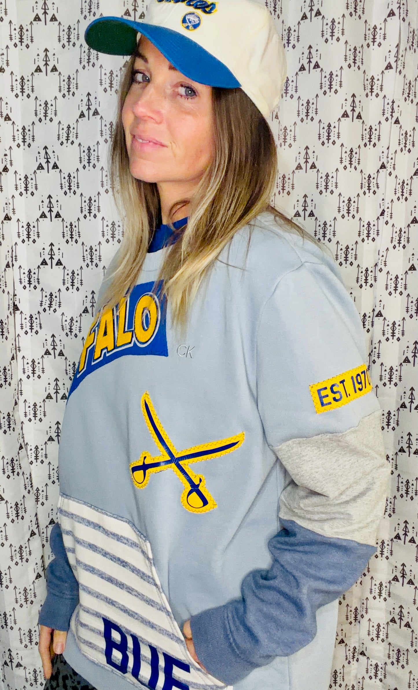 Light Blue Buffalo Hockey Crewneck Size Unisex-M/L