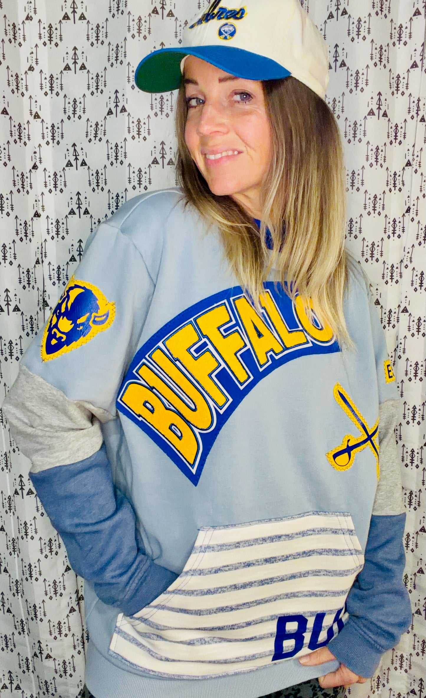Light Blue Buffalo Hockey Crewneck Size Unisex-M/L
